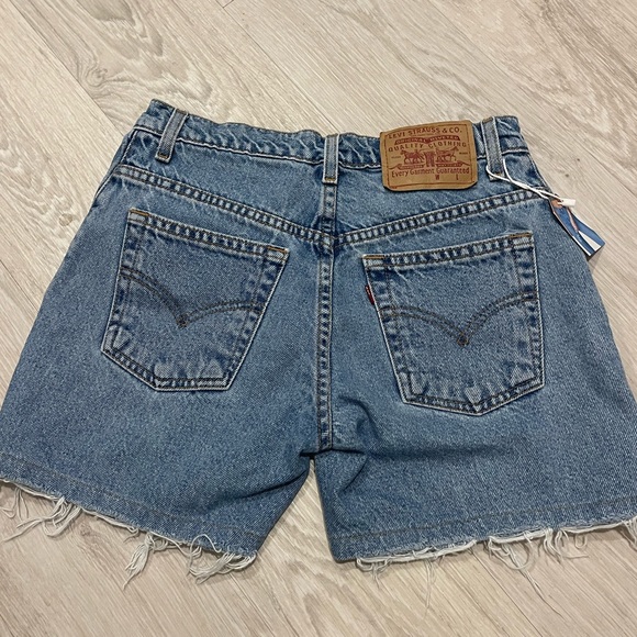 Vintage Levi’s shorts - Picture 2 of 3